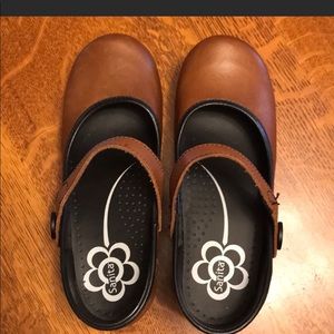Sanita clogs in caramel brown leather.